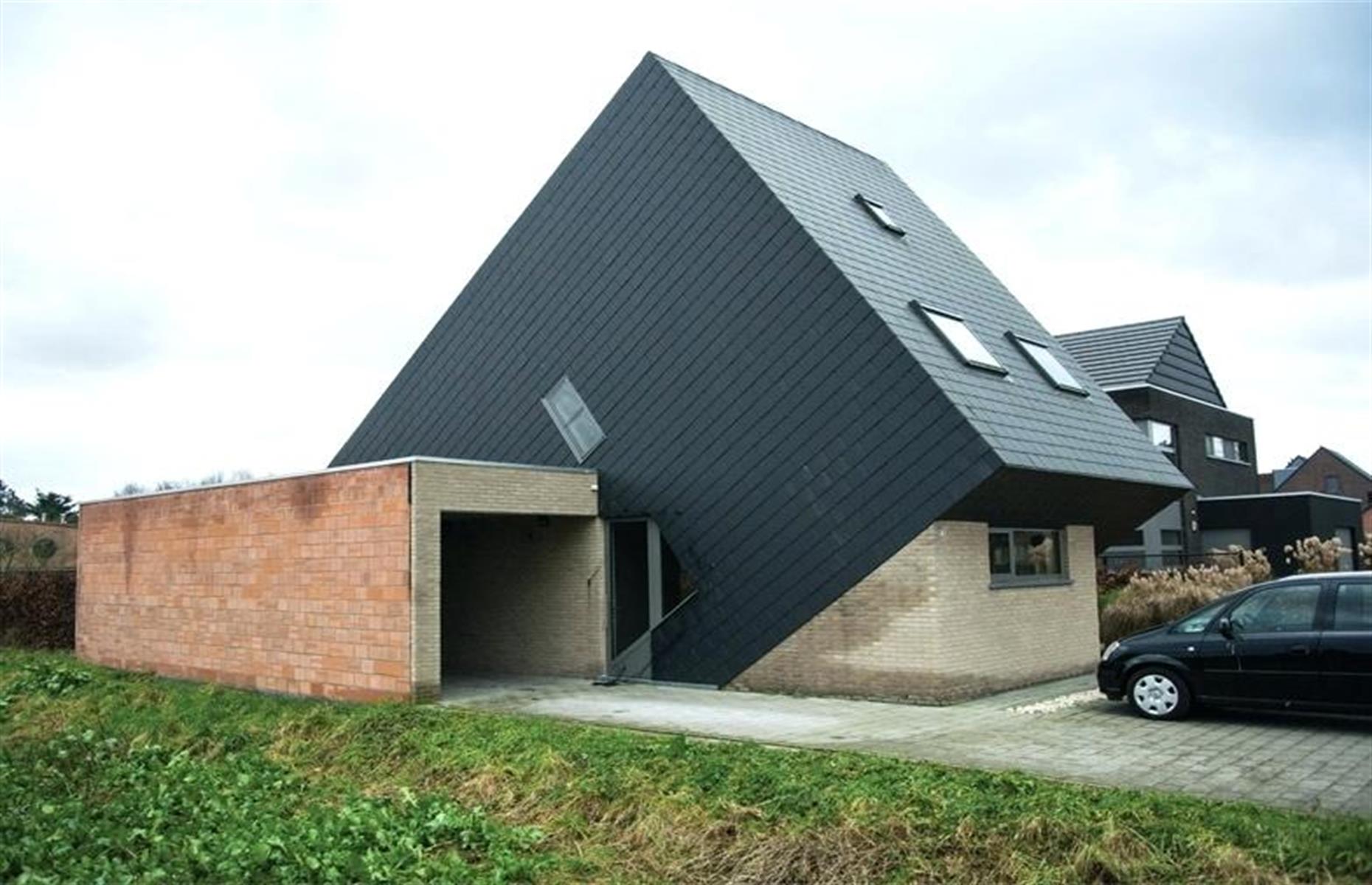 The wonky house, Belgium